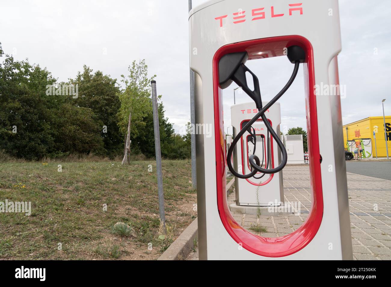 Station de recharge pour véhicules électriques Tesla Supercharger à Hilpoltstein, Allemagne © Wojciech Strozyk / Alamy stock photo Banque D'Images