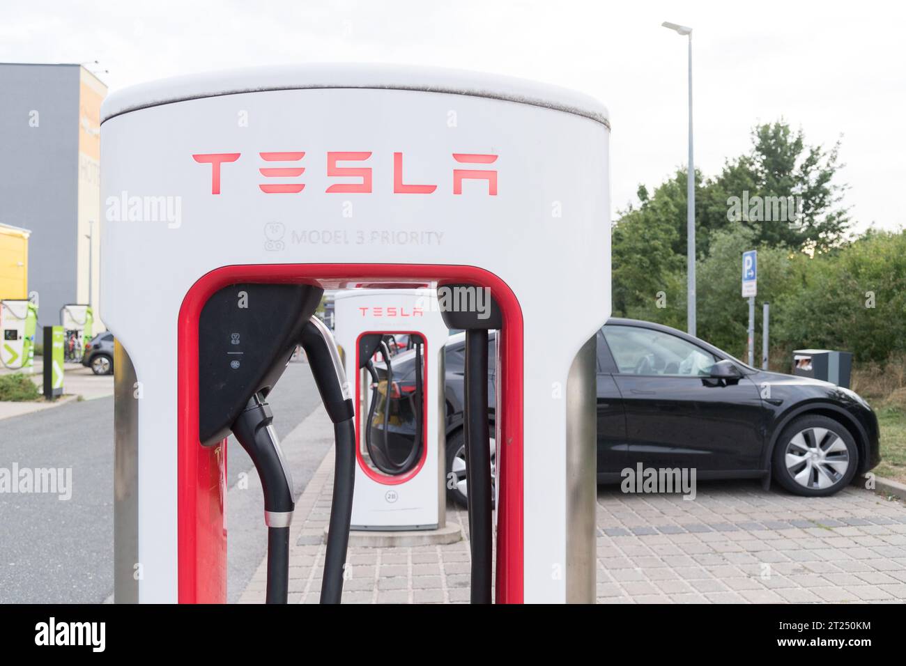 Station de recharge pour véhicules électriques Tesla Supercharger à Hilpoltstein, Allemagne © Wojciech Strozyk / Alamy stock photo Banque D'Images