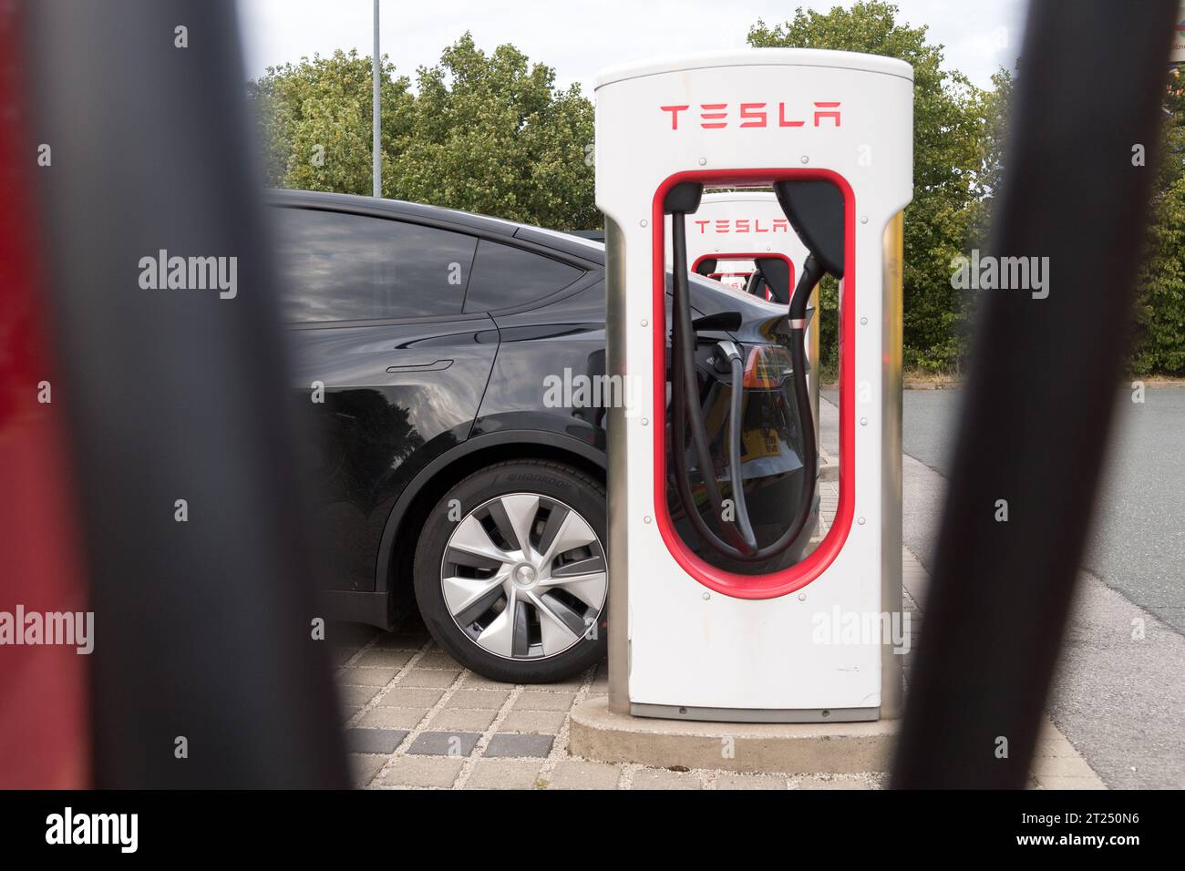Station de recharge pour véhicules électriques Tesla Supercharger à Hilpoltstein, Allemagne © Wojciech Strozyk / Alamy stock photo Banque D'Images