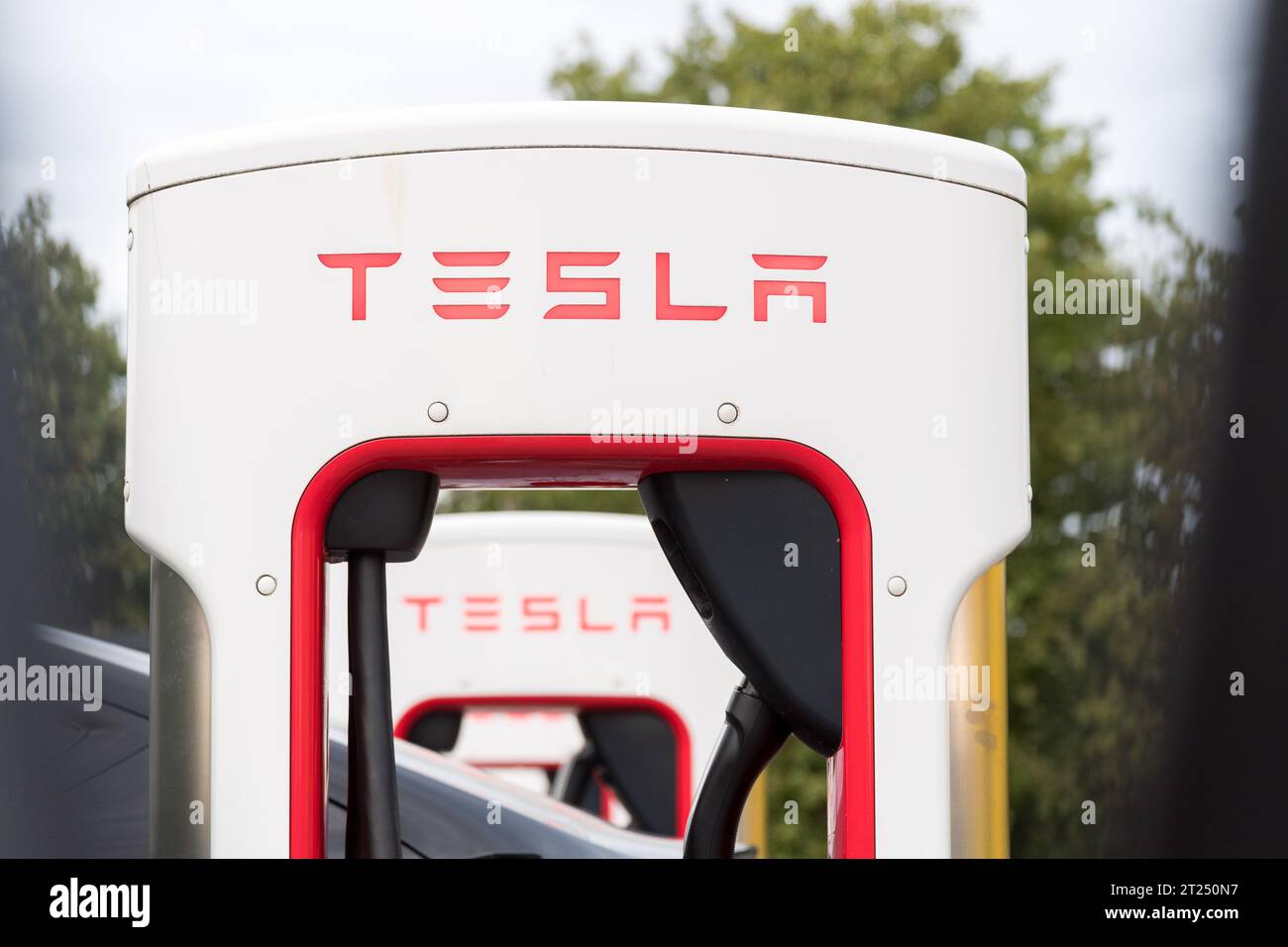 Station de recharge pour véhicules électriques Tesla Supercharger à Hilpoltstein, Allemagne © Wojciech Strozyk / Alamy stock photo Banque D'Images