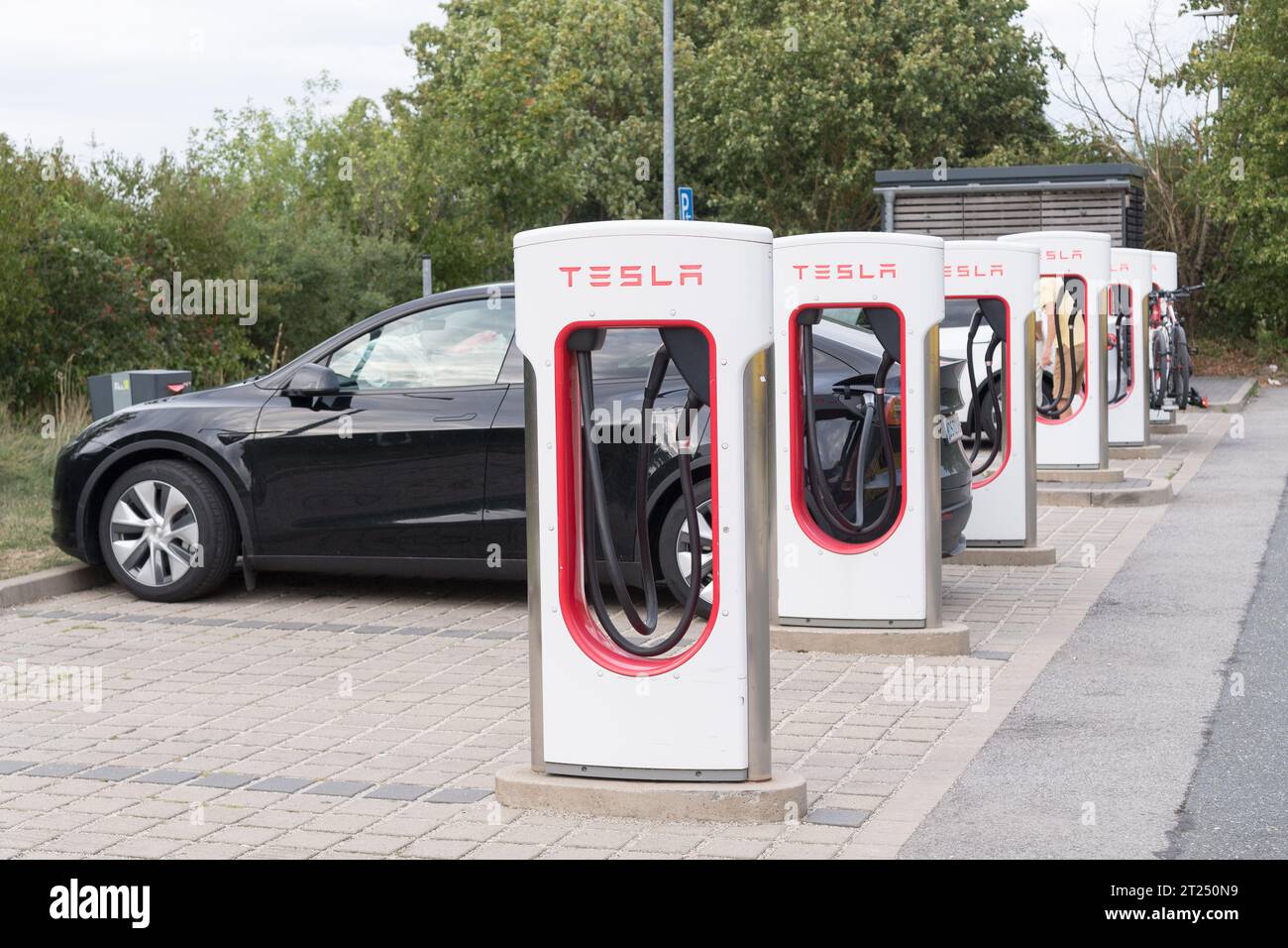 Station de recharge pour véhicules électriques Tesla Supercharger à Hilpoltstein, Allemagne © Wojciech Strozyk / Alamy stock photo Banque D'Images