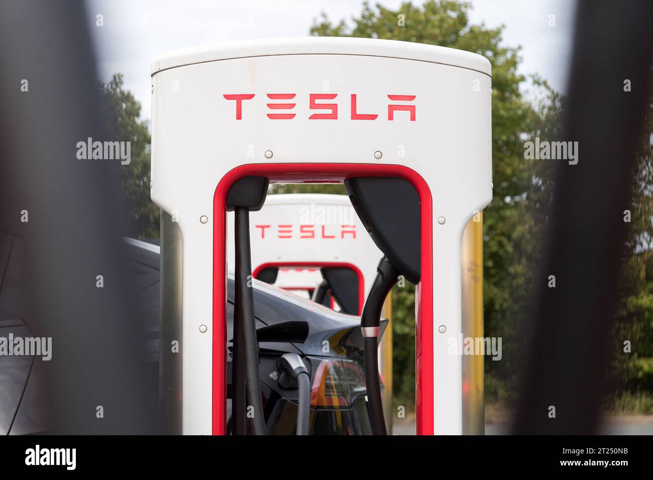 Station de recharge pour véhicules électriques Tesla Supercharger à Hilpoltstein, Allemagne © Wojciech Strozyk / Alamy stock photo Banque D'Images