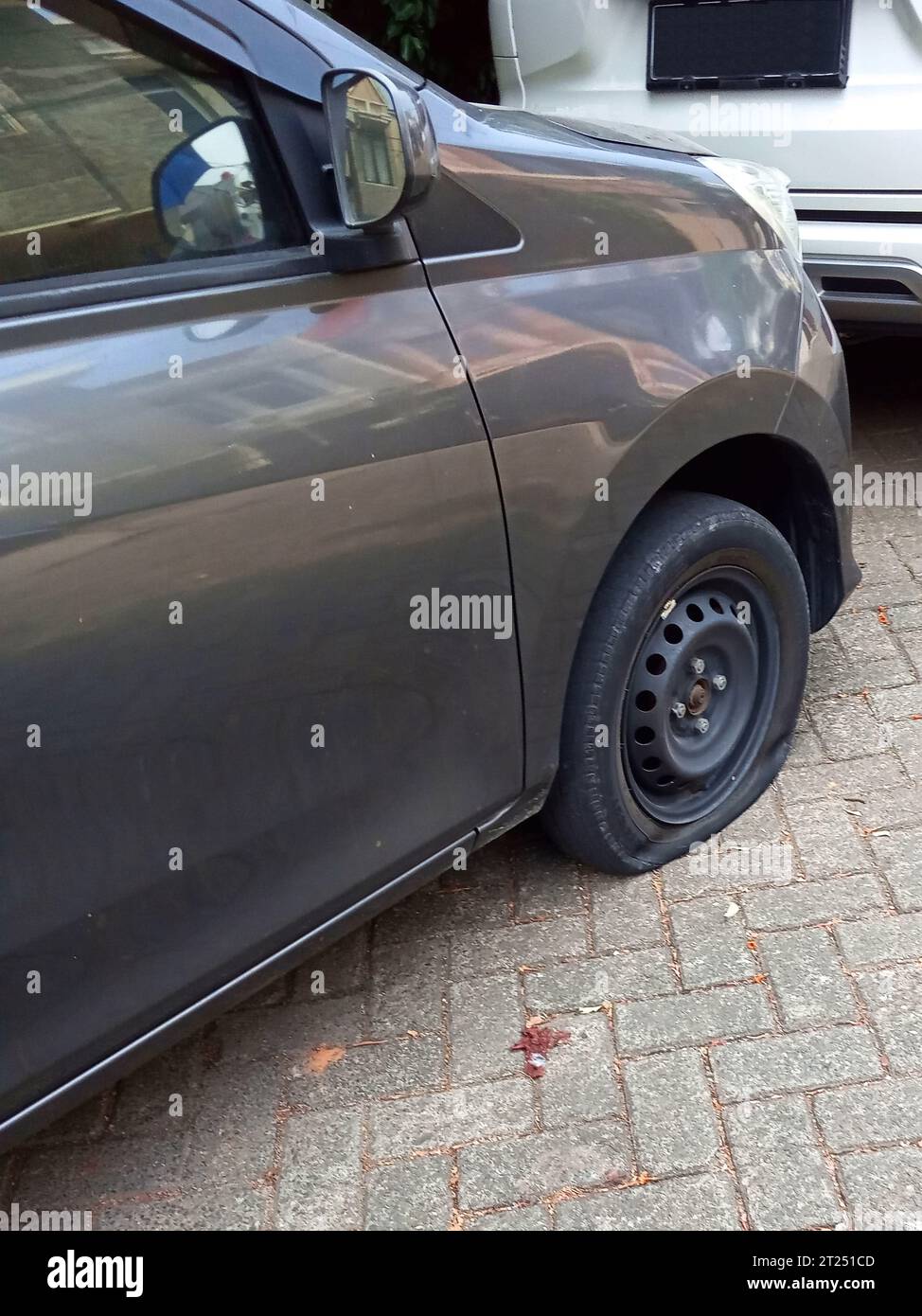 Vue de côté rapprochée d'un pneu de voiture crevé, d'une roue crevée Banque D'Images