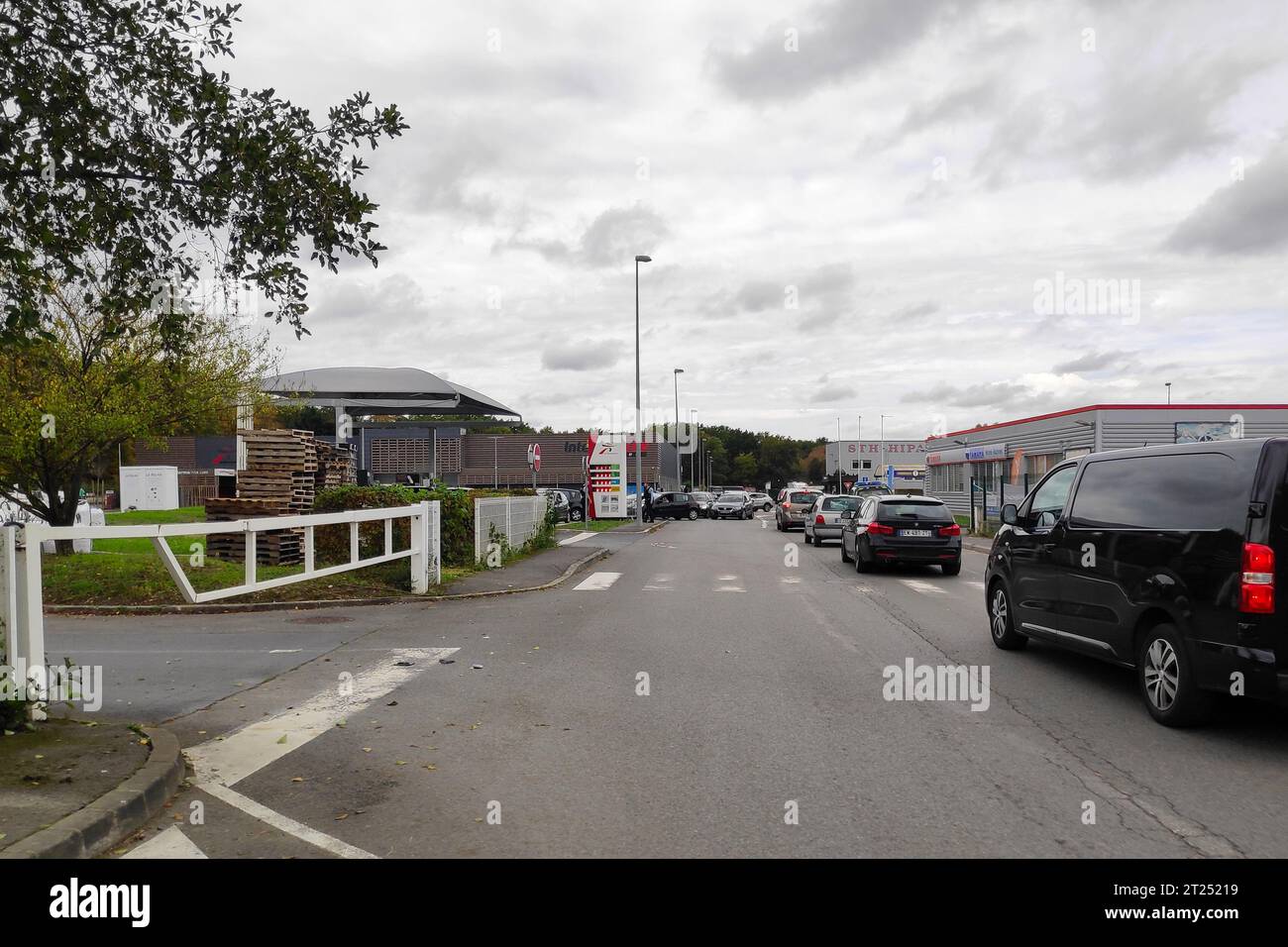 Lamorlaye, France - octobre 16 2022 : des automobilistes font la queue sous la supervision de la Gendarmerie dans une station-service en raison de pénuries de carburant liées au o Banque D'Images