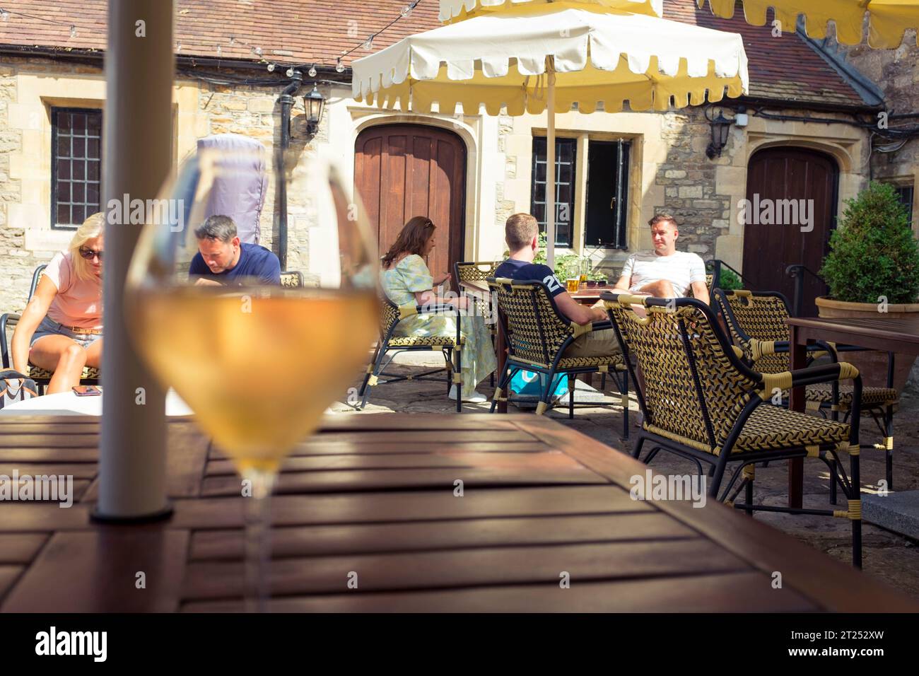 Les gens appréciant la journée d'été, jardin de pub, Malmesbury, Wiltshire, Royaume-Uni Banque D'Images