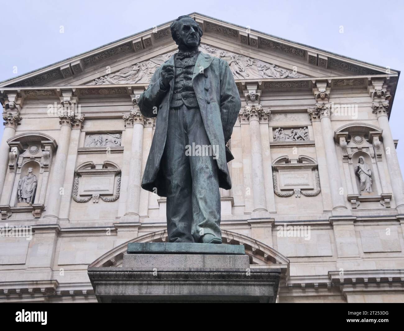 Alessandro Manzoni statue en place San Fedele, Milan, Italie. Banque D'Images