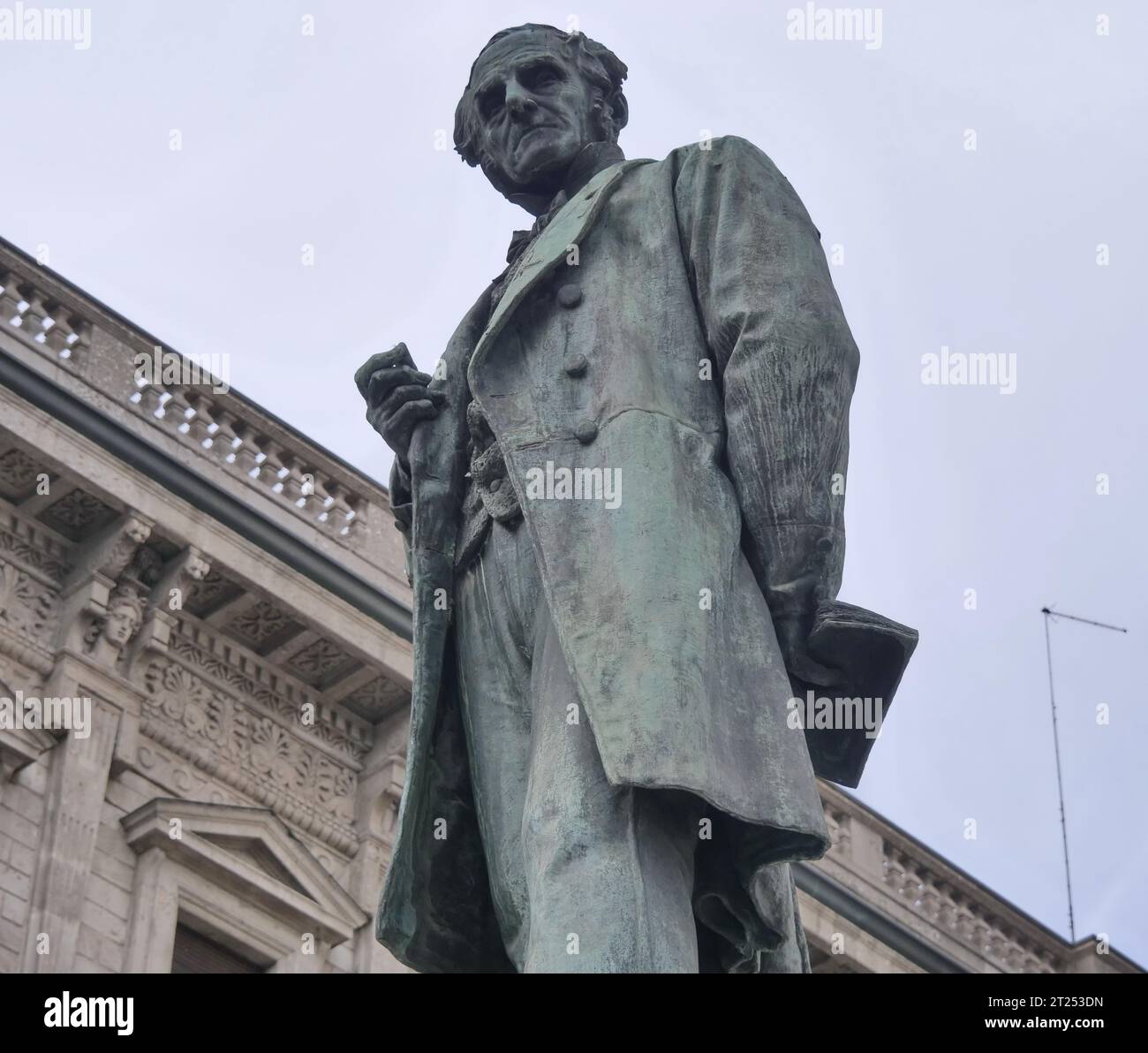 Alessandro Manzoni statue en place San Fedele, Milan, Italie. Banque D'Images