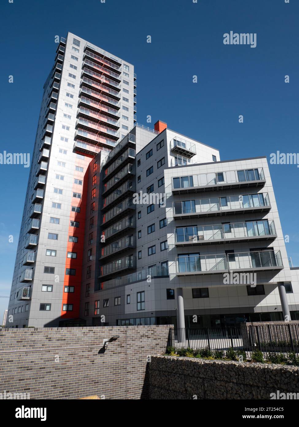 23 étages Mast Quay phase II , développement de luxe d'appartements, Woolwich Church Street Londres, construit par Comer Homes, les blocs de tour Mast Quay sont un développement de construction-à-louer, et sont sous la menace de démolition par Royal Borough de Greenwich Banque D'Images