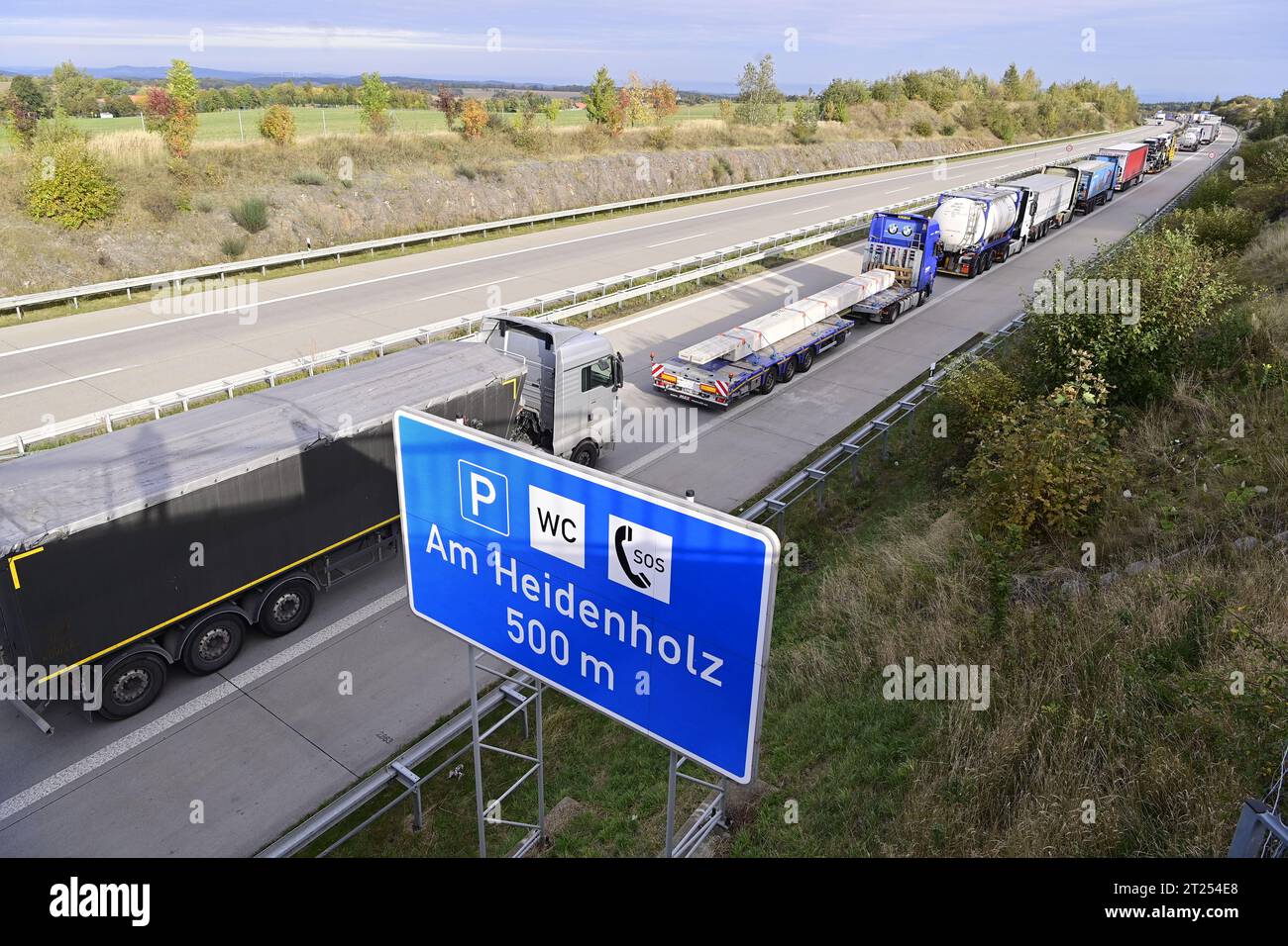 Breitenau, Allemagne. 17 octobre 2023. Un convoi de camions sur l'autoroute A17 au poste frontière Breitenau-Krasny les dans le district saxon Suisse-Monts du minerai de l'est près de Dresde, se formant en direction de l'Allemagne, où les contrôles pour les migrants ont commencé la veille, le 17 octobre 2023. Crédit : Ondrej Hajek/CTK photo/Alamy Live News Banque D'Images