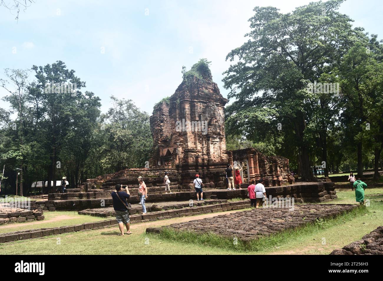 Phetchabun, Thaïlande - 16 octobre 2023 : les touristes marchent dans l'architecture ancienne ou le temple de pierre de Phra Prang dans la période Dvaravati Banque D'Images