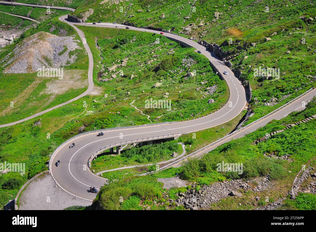 Vue aérienne des voitures roulant le long du col de Grimsel dans les Alpes suisses, Valais, Suisse Banque D'Images