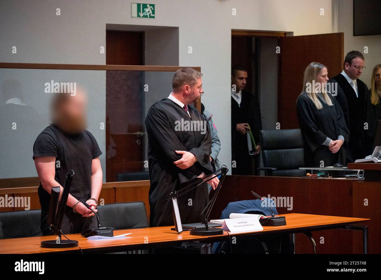 Hof, Allemagne. 17 octobre 2023. L’accusé (l), 20 ans, se tient à côté ...
