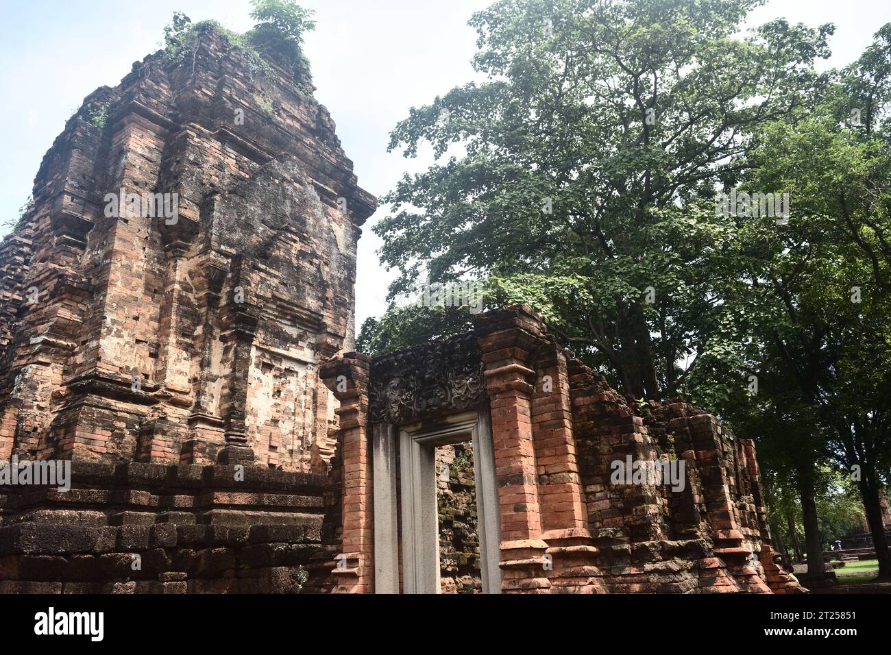 Architecture ancienne ou temple en pierre de Phra Prang dans la période Dvaravati du parc historique de si Thep dans la province de Phetchabun, site du patrimoine mondial Banque D'Images