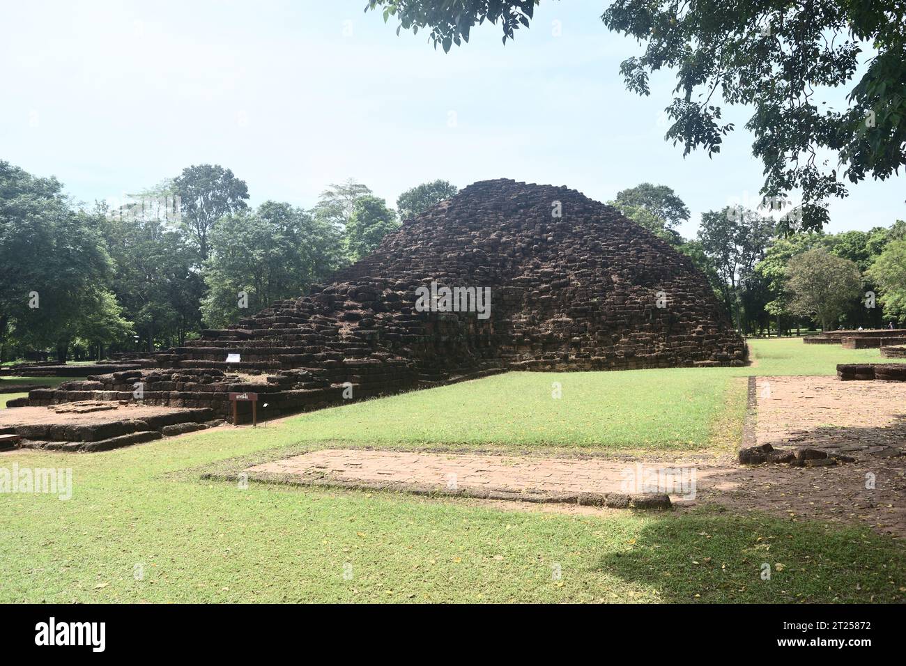 Architecture ancienne ou temple de pierre du site archéologique de Khao Klang Nai dans la période Dvaravati du parc historique de si Thep dans la province de Phetchabun, Banque D'Images