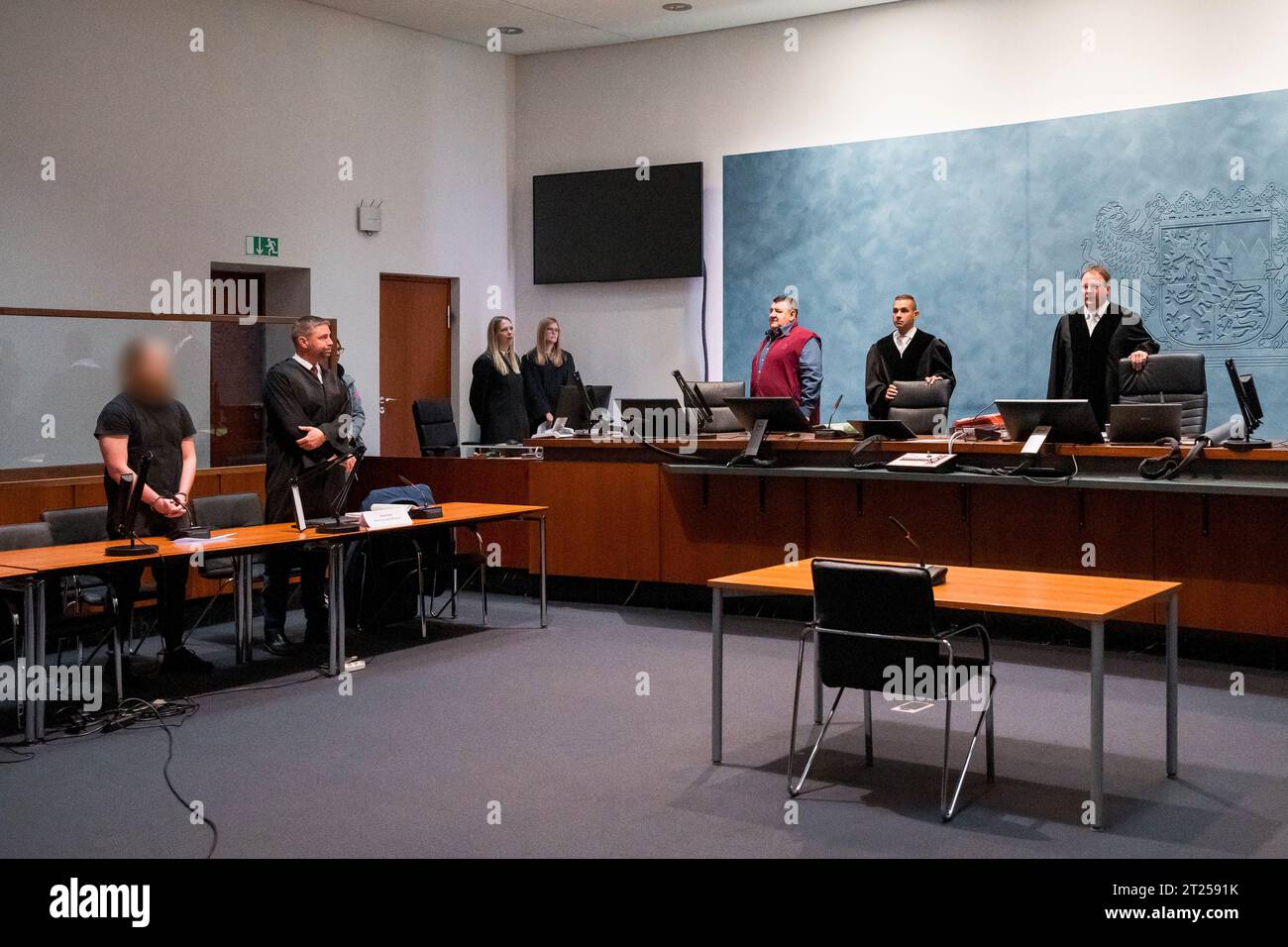 Hof, Allemagne. 17 octobre 2023. Le prévenu (l), âgé de 20 ans, se ...