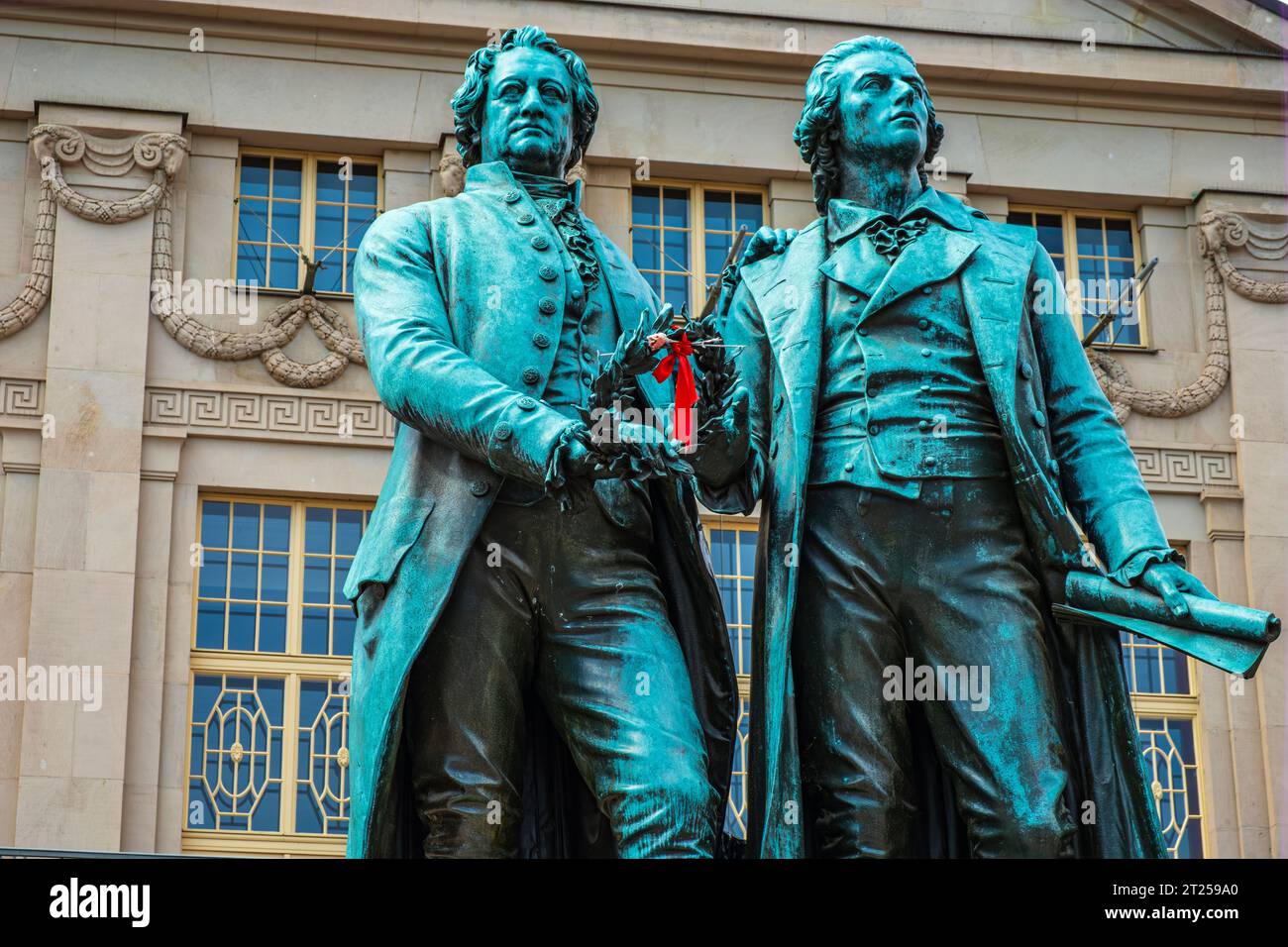 Monument Goethe-Schiller, statue de bronze d'Ernst Rietschel dévoilée en 1857, sur la place du Théâtre à Weimar, Thuringe, Allemagne. Banque D'Images