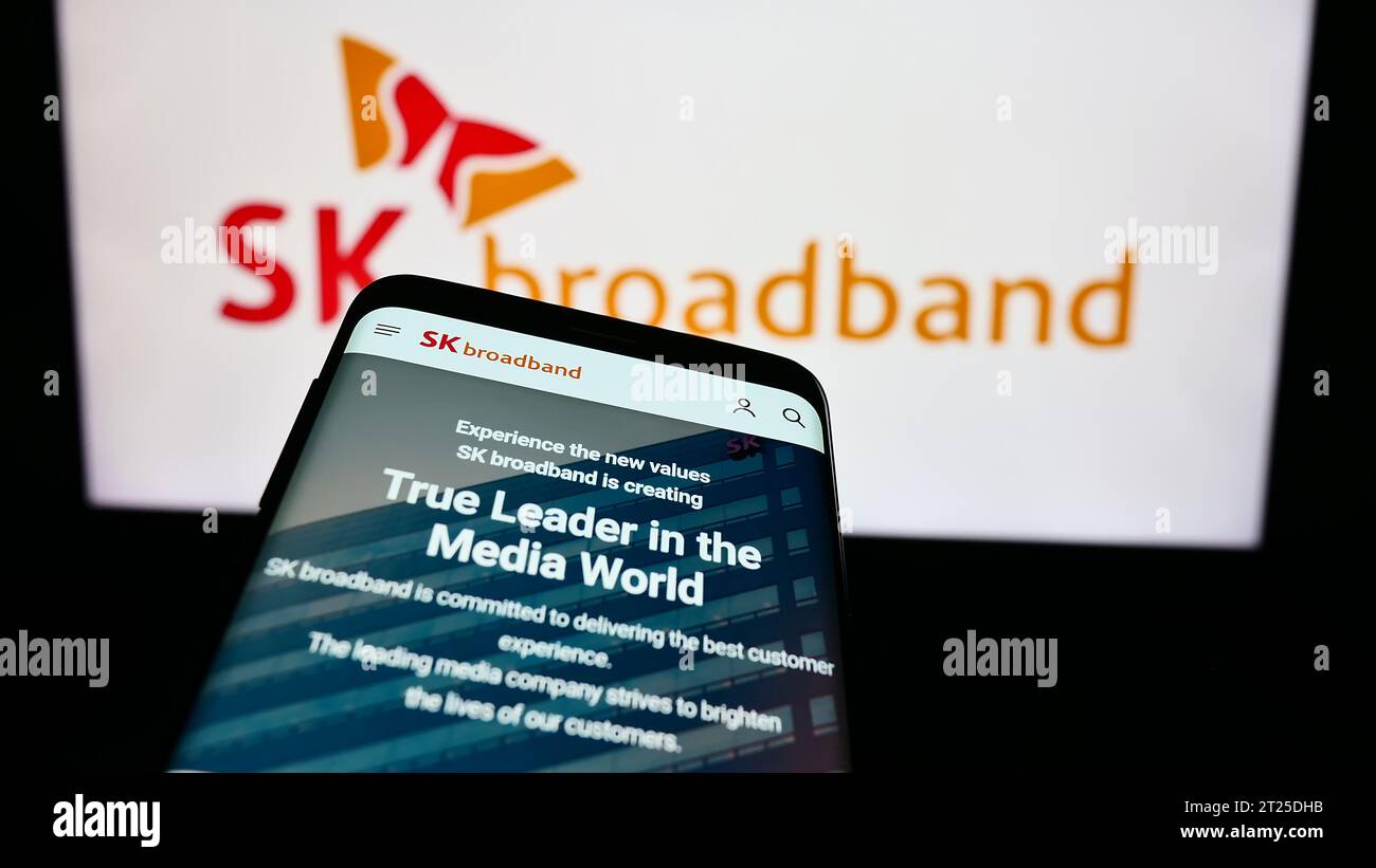 Smartphone avec le site Web de la société coréenne de télécommunications SK Broadband Inc. Devant le logo de l'entreprise. Effectuez le focus sur le coin supérieur gauche de l'écran du téléphone. Banque D'Images