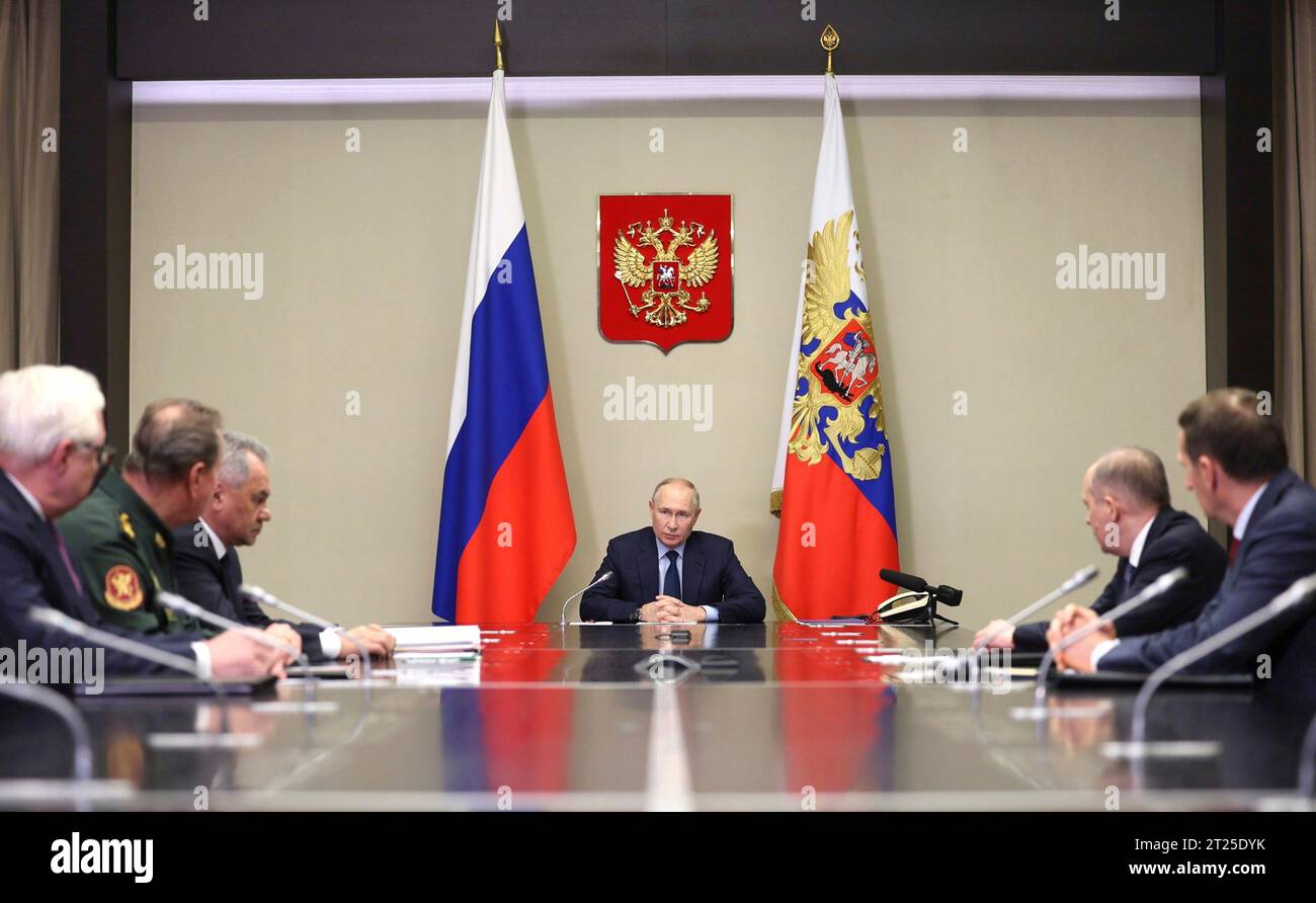 Novo-Ogaryovo, Russie. 16 octobre 2023. Le président russe Vladimir Poutine préside une réunion en face à face avec des représentants du gouvernement pour discuter de questions opérationnelles à la résidence présidentielle de Novo-Ogaryovo, le 16 octobre 2023, à l'extérieur de Moscou, en Russie. Crédit : Gavriil Grigorov/Kremlin Pool/Alamy Live News Banque D'Images