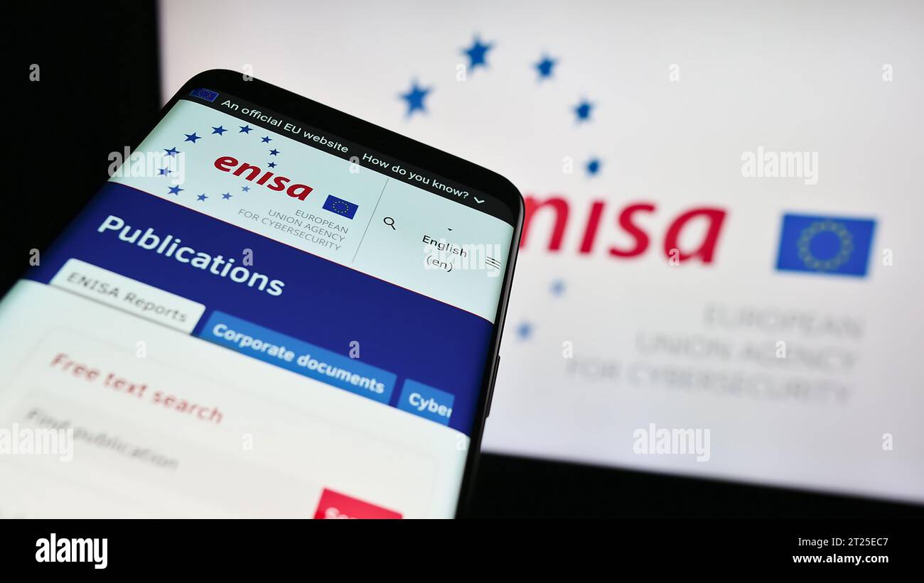 Smartphone avec le site Internet de l'Agence de l'Union européenne pour la cybersécurité (ENISA) devant le logo. Effectuez le focus sur le coin supérieur gauche de l'écran du téléphone. Banque D'Images