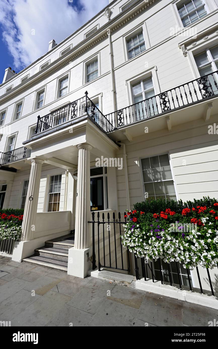 Terrasse en stuc classée au Croissant de Grosvenor, Belgravia, centre de Londres, Royaume-Uni Banque D'Images