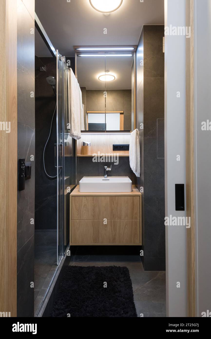 Salle de bains de petit appartement urbain Banque D'Images