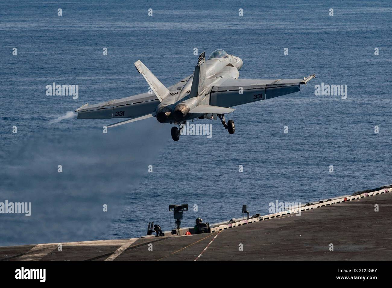 Mer Méditerranée, eaux internationales. 12 octobre 2023. Un avion de chasse F/A-18E Super Hornet de l'US Navy, attaché au Tomcatters of Strike Fighter Squadron 31, décolle du pont d'envol du porte-avions de classe Ford USS Gerald R. Ford opérant sur la mer Méditerranée, le 12 octobre 2023 au large des côtes d'Israël. Crédit : MC2 Jennifer Newsome/États-Unis Navy photo/Alamy Live News Banque D'Images