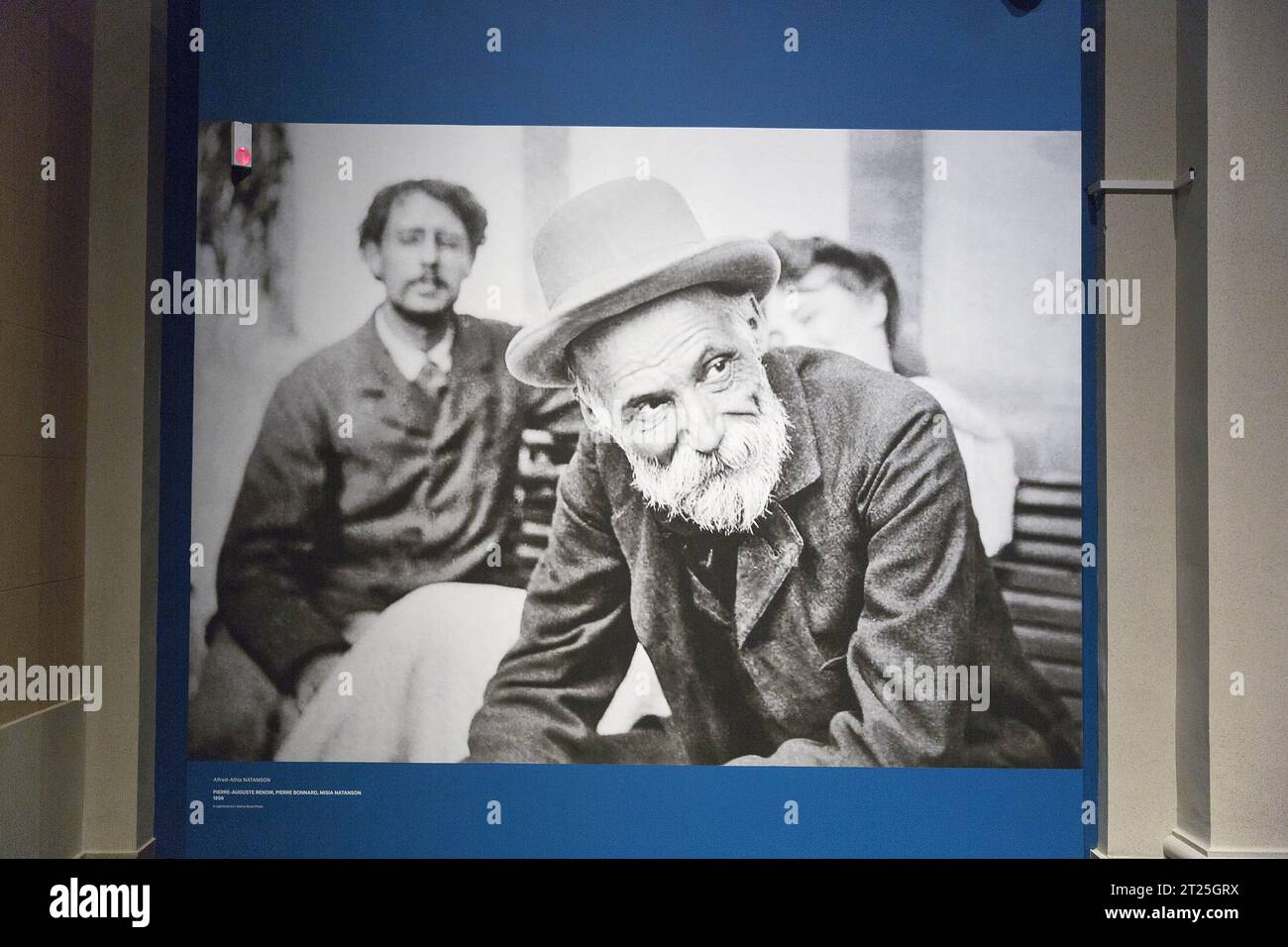 Photo de Renoir à l'exposition de ses œuvres à Budapest Banque D'Images