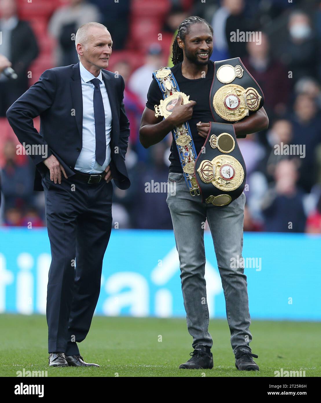 Ancien joueur de Crystal Palace Geoff Thomas & Boxer & fan de Crystal Palace Craig Richards sur le terrain à la mi-temps contre Watford. - Crystal Palace v Watford, Premier League, Selhurst Park, Londres - 7 mai 2022 usage éditorial uniquement - des restrictions DataCo s'appliquent Banque D'Images