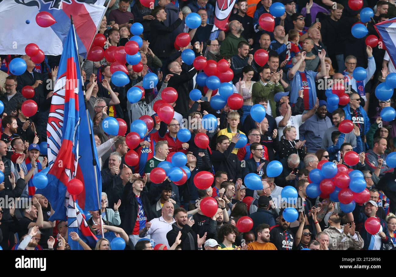 Les fans de Crystal Palace lâchent des ballons alors que les joueurs marchent sur le terrain et le coup d'envoi est légèrement retardé tandis que le débardeur de Crystal Palace essaie frénétiquement de débarrasser le terrain de Selhurst Park de centaines de ballons rouges et bleus. - Crystal Palace v Watford, Premier League, Selhurst Park, Londres - 7 mai 2022 usage éditorial uniquement - des restrictions DataCo s'appliquent Banque D'Images