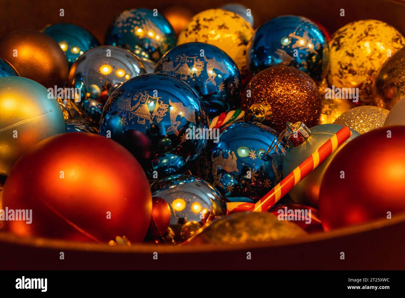 Boîte avec boules de Noël décorées et ornements de Noël. Gros plan. Mise au point sélective Banque D'Images