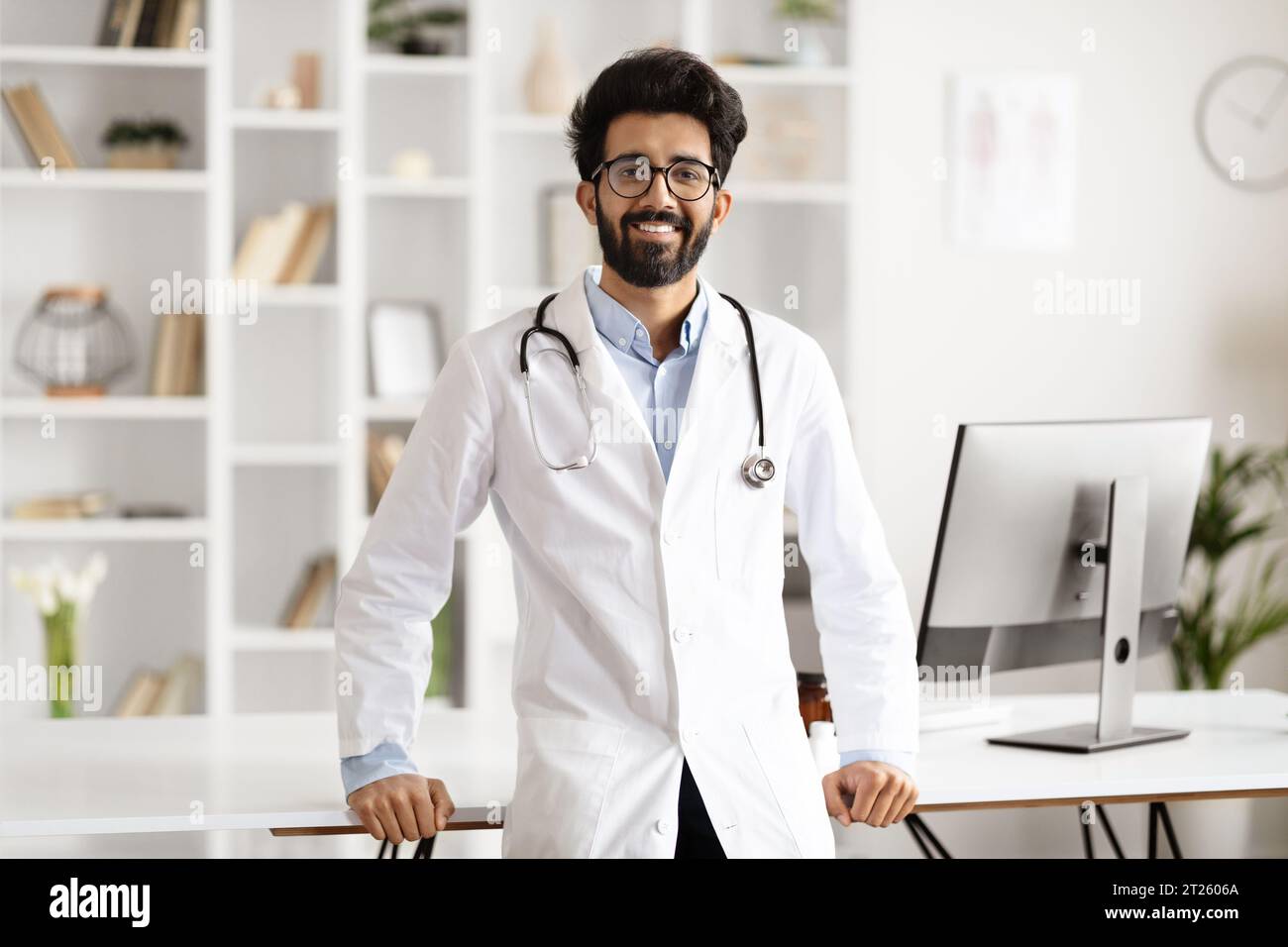 Travailleur de la santé indien souriant, posant au lieu de travail Banque D'Images