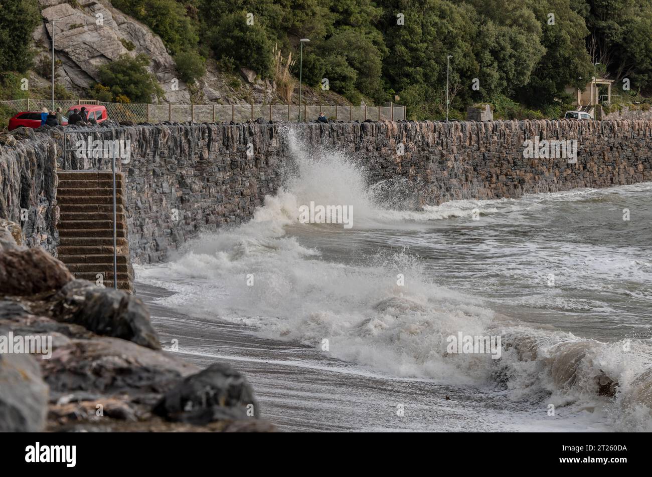 Torquay, Royaume-Uni. 17 octobre 2023. Les vagues de tempête s'écrasent à Meadfoot Beach à Torquay, Devon, lorsque les avertissements météorologiques entrent en vigueur. Crédit : Thomas Faull/Alamy Live News Banque D'Images