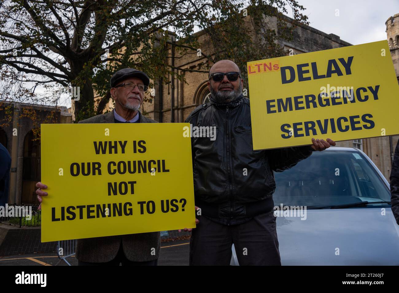 Oxford, Royaume-Uni, 17 octobre 2023. Une manifestation devant County Hall, Oxford, contre les quartiers à faible trafic (LTN) qui ont été très controversés depuis leur introduction dans la ville au cours des deux dernières années. Le Conseil du comté votait pour savoir s'il fallait les rendre permanentes et un petit groupe de résidents locaux et de gens d'affaires se réunissait pour faire entendre leur voix, dirigé par Clinton Pugh, père de l'actrice Florence Pugh, qui possède plusieurs restaurants locaux et a été actif dans son opposition au système de trafic. Crédit : Martin Anderson/Alamy Live News Banque D'Images