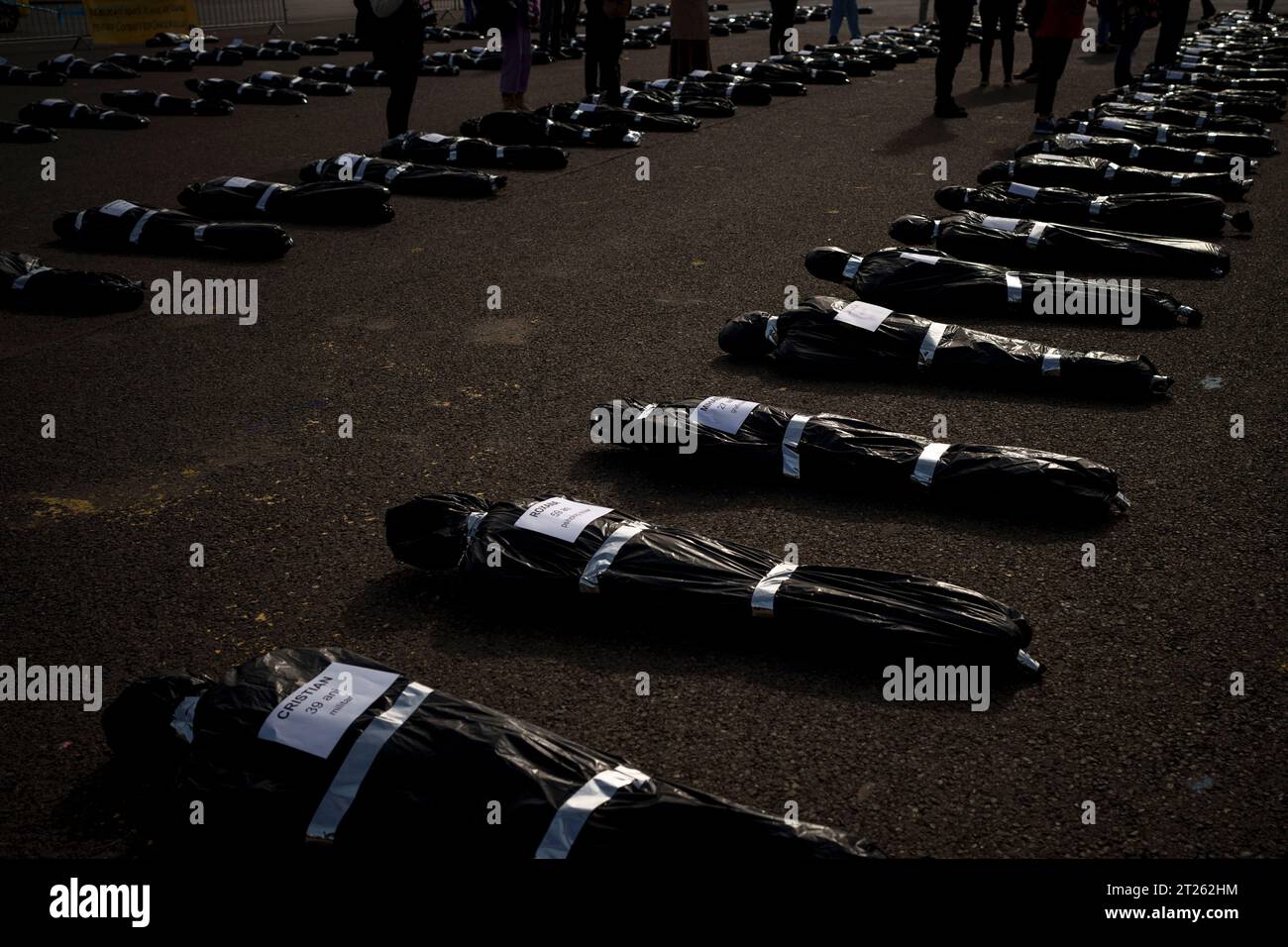 Mock body bags symbolising the daily cancer death toll are displayed in front of the Romanian government building during a protest demanding the unblocking of the National Plan to Combat Cancer, in Bucharest, Romania, Tuesday, Oct.17, 2023. According to the Federation of Cancer Patients Associations 153 people die each day of cancer in Romania, the lack of information and screening programs are the main causes in the late detection of the disease. (AP Photo/Andreea Alexandru) Banque D'Images