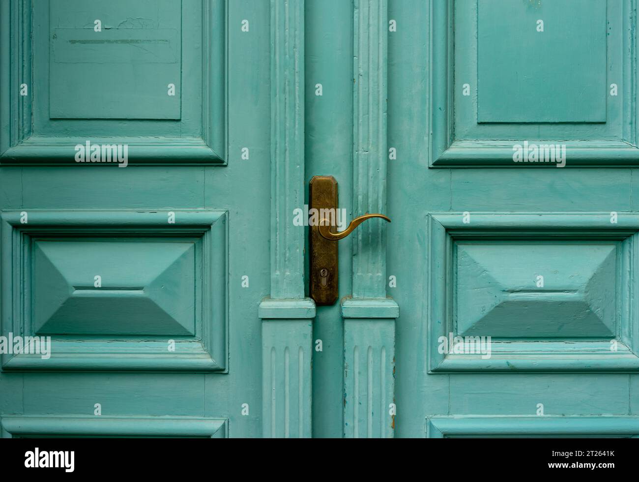 vieille porte en bois vert avec poignée Banque D'Images