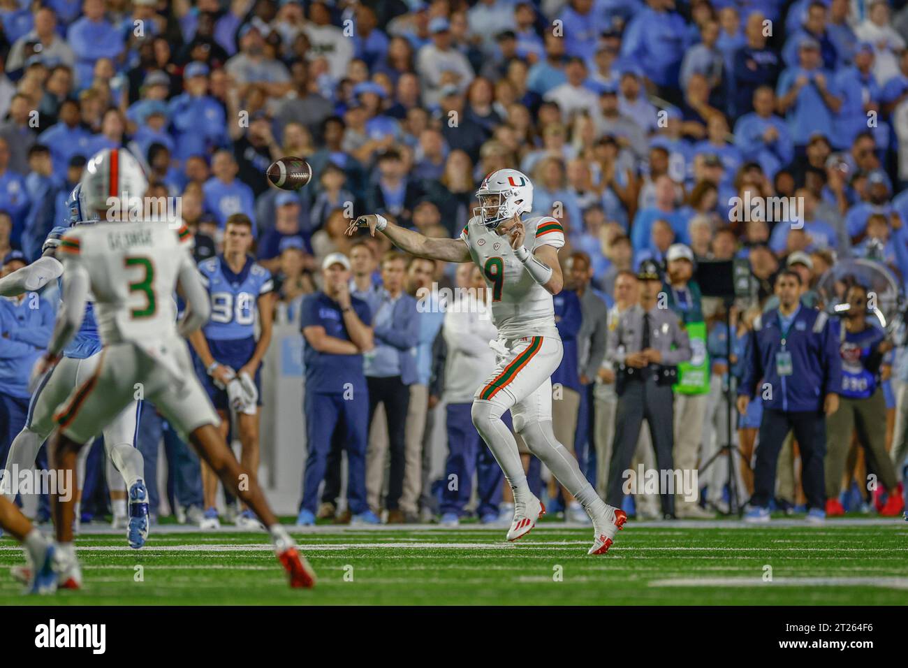 Chapel Hill, NC États-Unis : le quarterback des Hurricanes de Miami Tyler Van Dyke (9) passe le ballon lors d'un match de la NCAA contre les Tar Heels de Caroline du Nord à Kenan Banque D'Images