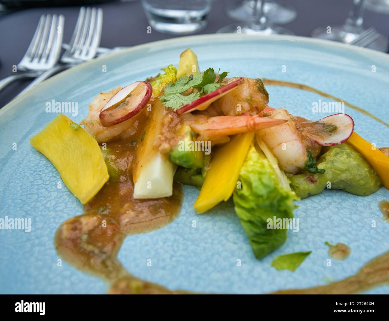Déjeuner à la carte, crevettes et salade d'avocats sur les Bateaux Parisiens sur la seine Banque D'Images