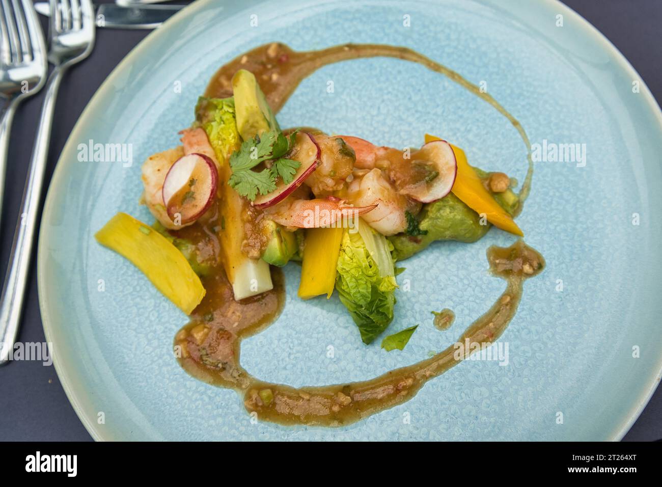Déjeuner à la carte, crevettes et salade d'avocats sur les Bateaux Parisiens sur la seine Banque D'Images