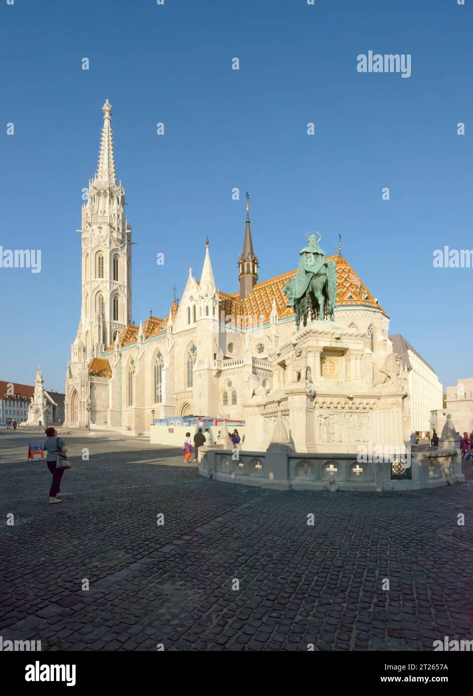 Église Matthias dans la lumière du soleil du matin d'automne, Budapest, Hongrie. Banque D'Images