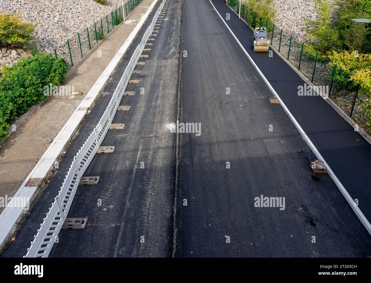 Nouvelle surface de route asphaltée sur une rue Banque D'Images