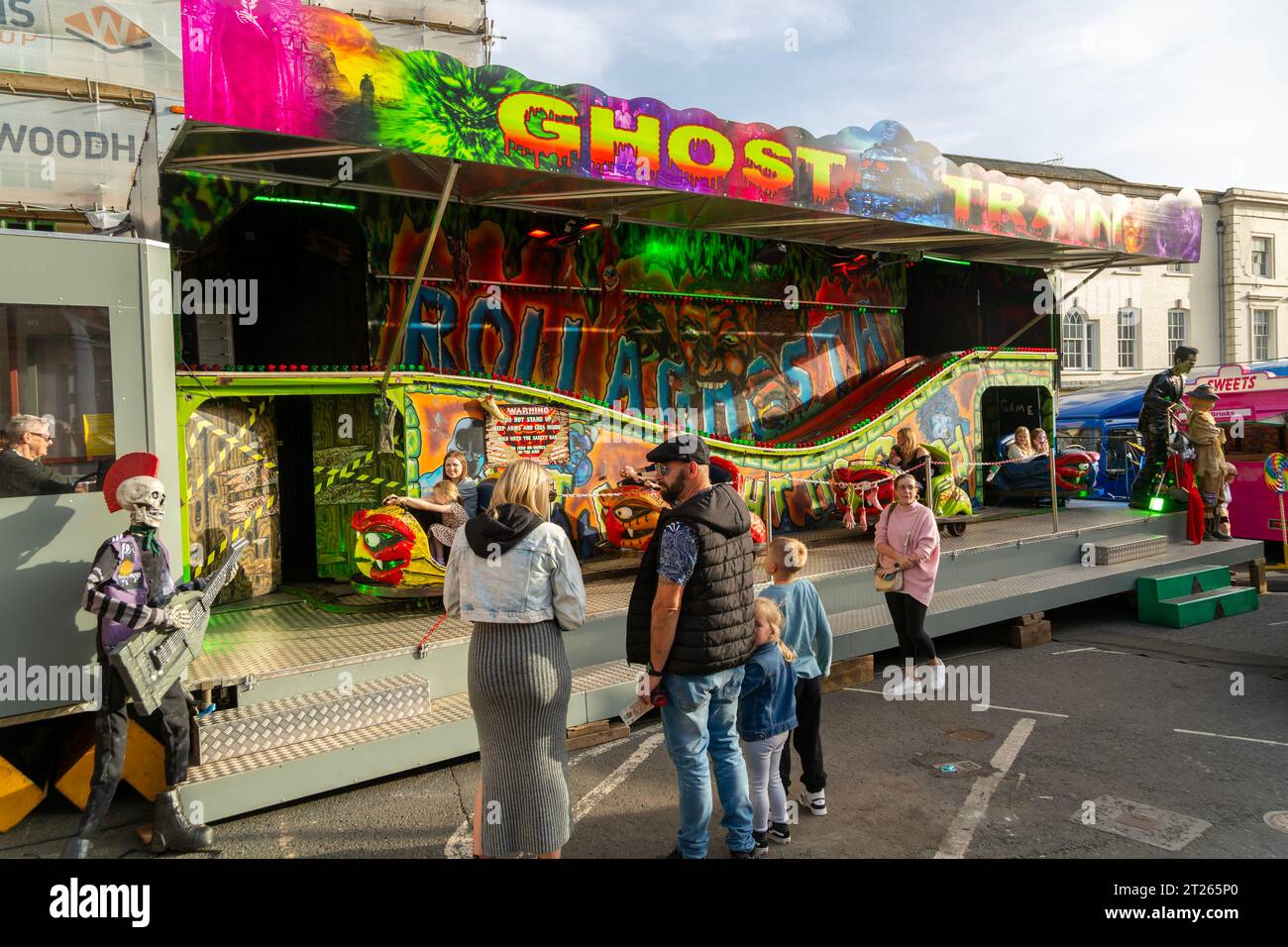 MOPS Fair Fairground, High Street, Marlbrough, Wiltshire, Angleterre, Royaume-Uni 7 octobre 2023 trajet en train fantôme Banque D'Images