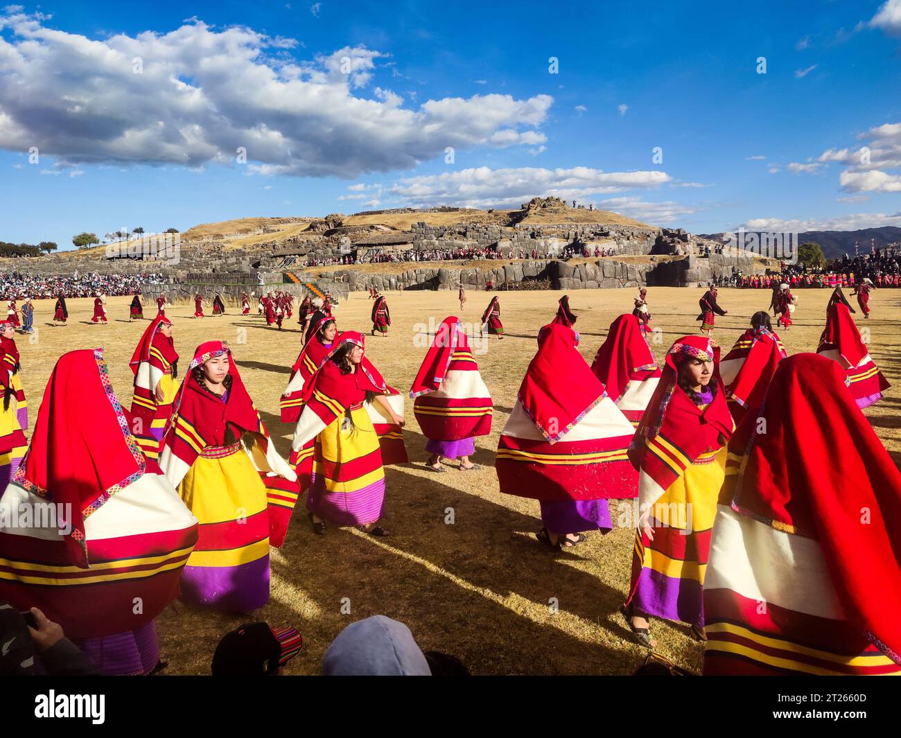 Les habitants vêtus de costumes traditionnels dansent pendant le célèbre festival Inti Raymi dans la ville de Cusco, dans les Andes, au Pérou, en Amérique du Sud. Banque D'Images