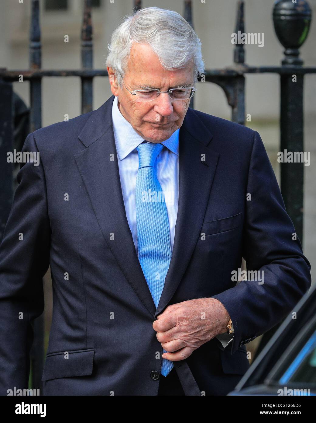 Londres, Royaume-Uni. 17 octobre 2023. Sir John Major, ancien Premier ministre britannique, politicien du Parti conservateur. Les politiciens et les invités assistent aujourd'hui au service de Thanksgiving pour Lord Lawson à l'église St Margaret's de Westminster. Crédit : Imageplotter/Alamy Live News Banque D'Images