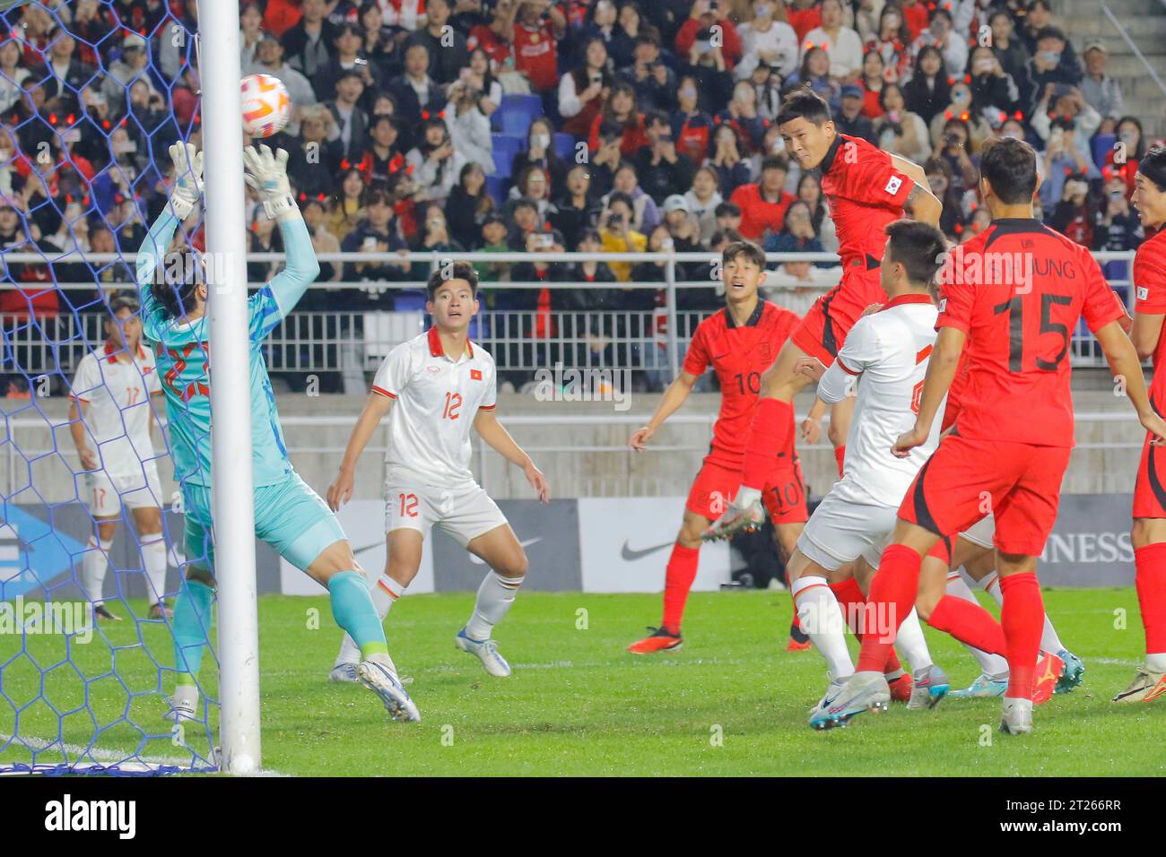 Suwon, Gyeonggi, Corée du Sud. 17 octobre 2023. 17 octobre 2023-Suwon, Corée du Sud-Kim Minjae, de Corée du Sud, et Dang Van Lam, du Viet nam, en action lors d'un match amical international présenté par Hana Bank Corée contre Vietnam match au stade de la coupe du monde de Suwon, en Corée du Sud. (Image de crédit : © Ryu Seung-il/ZUMA Press Wire) USAGE ÉDITORIAL SEULEMENT! Non destiné à UN USAGE commercial ! Crédit : ZUMA Press, Inc./Alamy Live News Banque D'Images