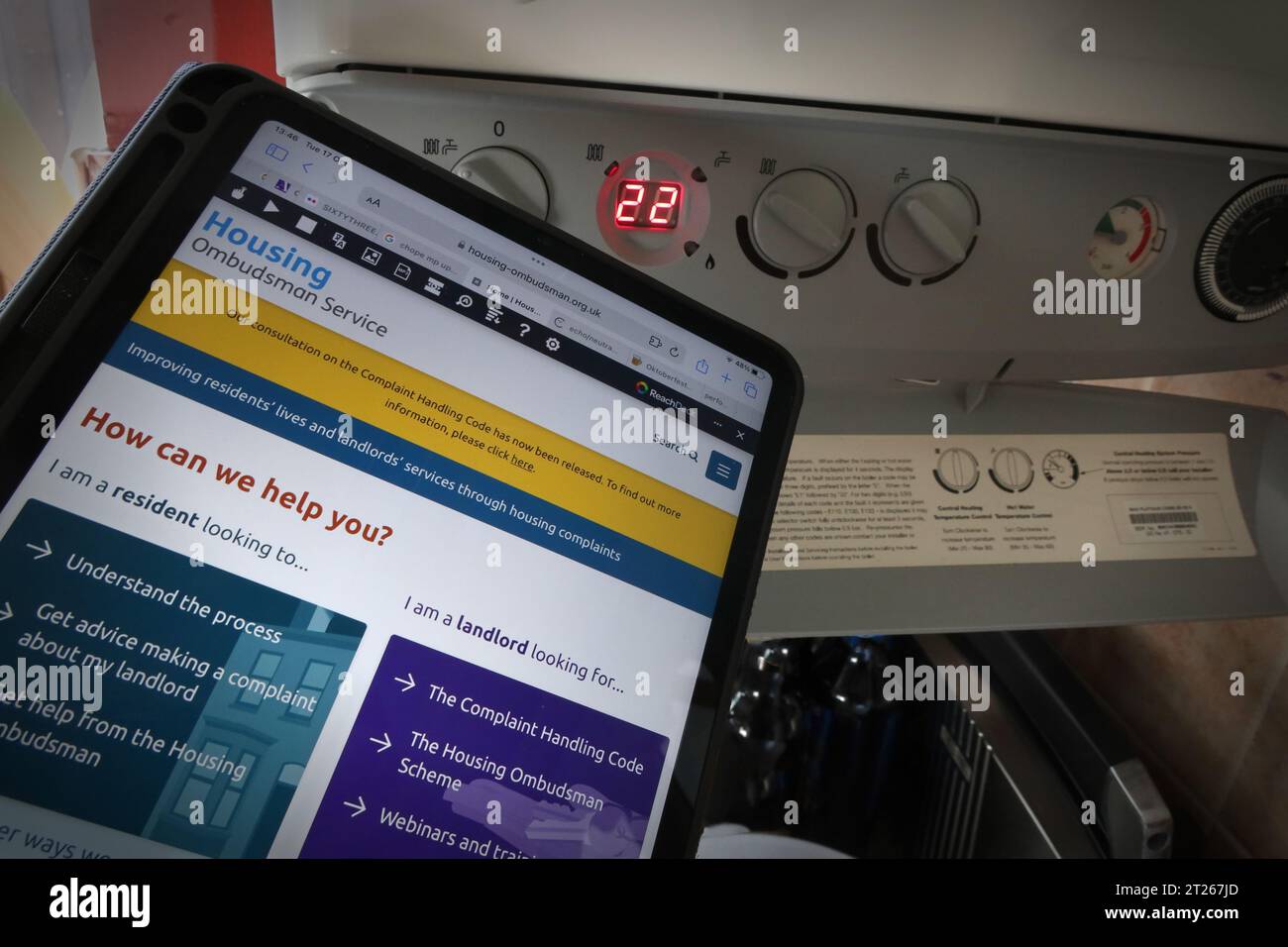 Locataire de logements sociaux souhaitant signaler des problèmes de chauffage au Médiateur du logement, via le site Web de l'organisme de réglementation ou à PO Box 152, Liverpool L33 7WQ Banque D'Images