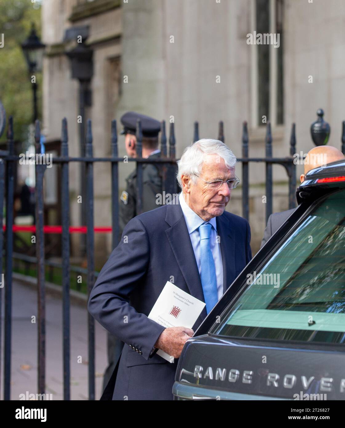 Londres, Royaume-Uni. 17 octobre 2023. Sir John Major, ancien Premier ministre britannique, politicien du Parti conservateur. Politiciens et invités assistent au service de Thanksgiving pour Lord Lawson à l'église St Margaret's à Westminster Today Credit : Richard Lincoln/Alamy Live News Banque D'Images