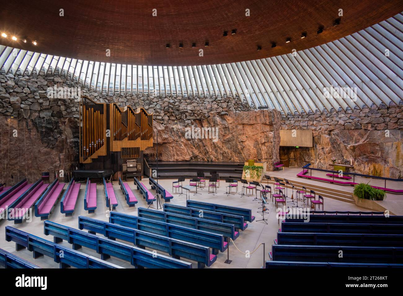 L'intérieur spectaculaire de l'église Temppeliaukio (Église de pierre) à Helsinki, en Finlande, montrant des murs de roche, un orgue à tuyaux et un plafond en dôme de cuivre. Banque D'Images
