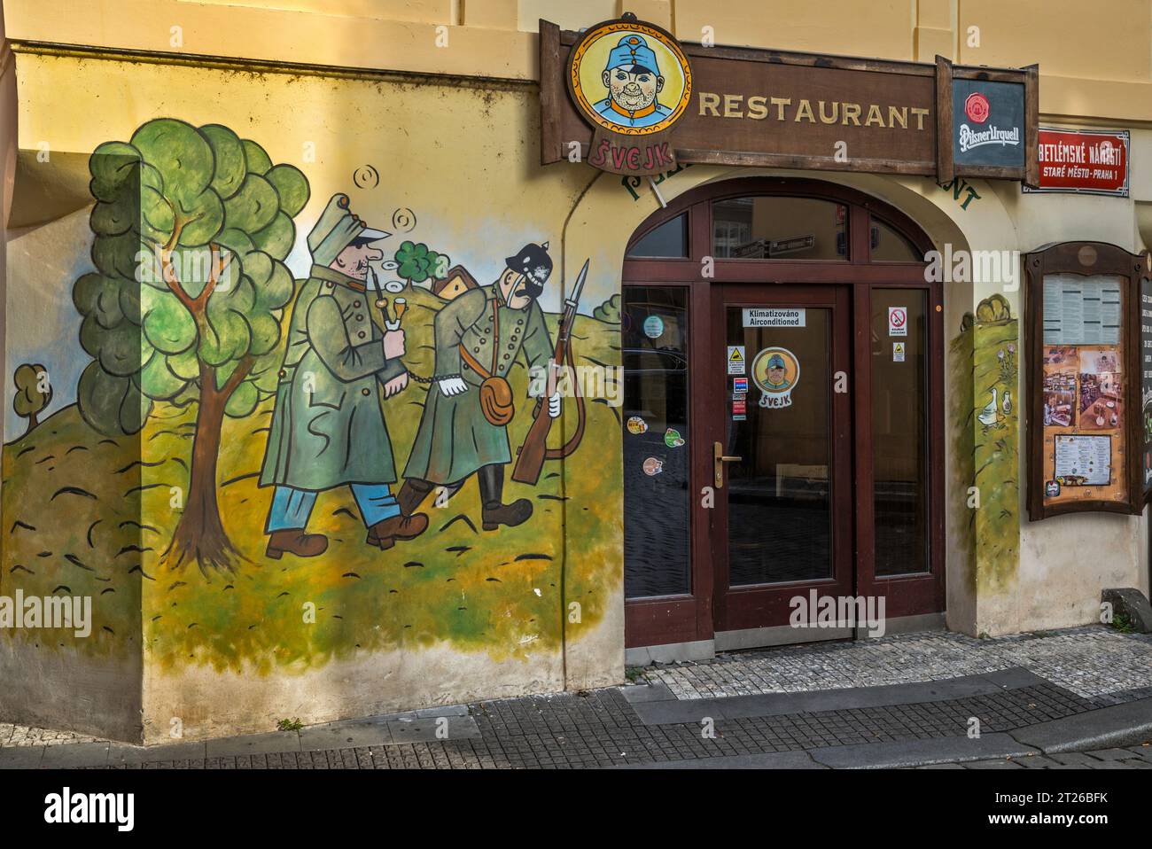 Good Soldier Švejk, peinture murale à l'entrée du restaurant, quartier Staré Město (vieille ville), Prague, République tchèque Banque D'Images