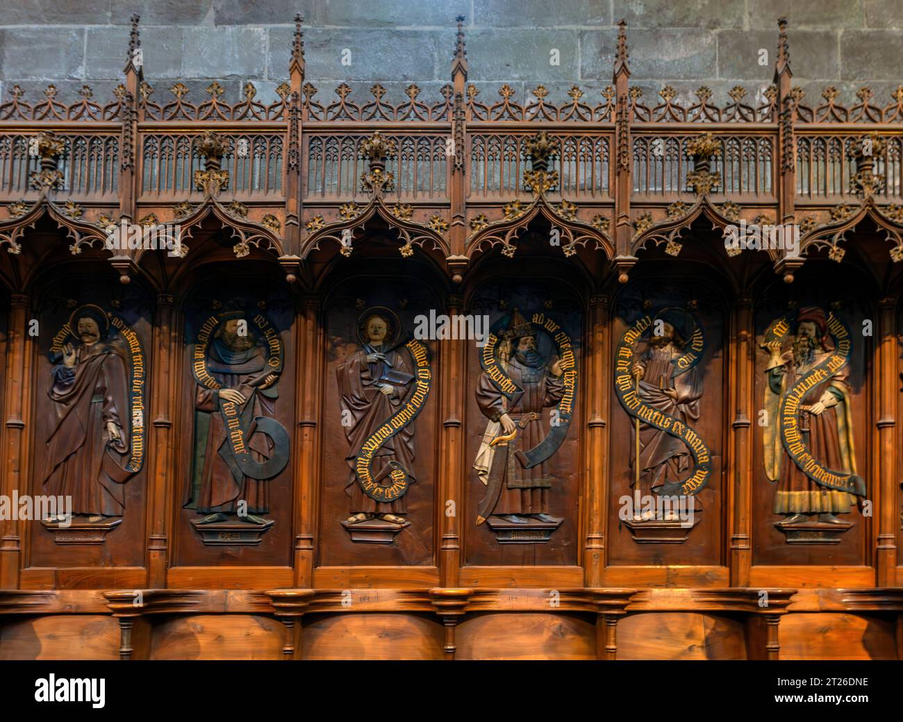 La partie centrale des stalles du chœur du 15e siècle possède plusieurs beaux avares, ils proviennent de la Chapelle des Florentins détruite après Th Banque D'Images