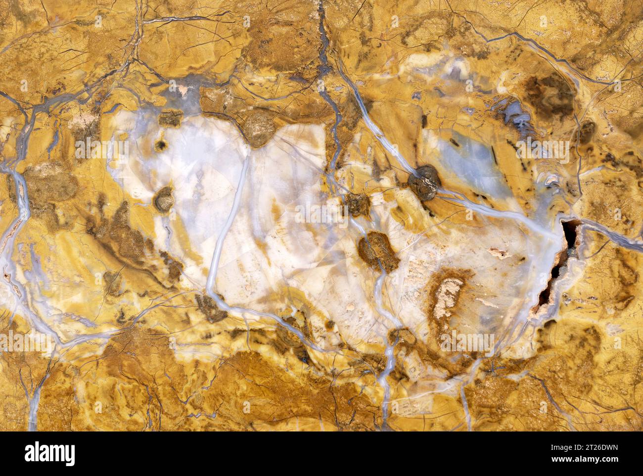Surface de belle pierre décorative, motif abstrait naturel de rayures jaunes et oranges, de lignes, de fissures, de taches et de taches Banque D'Images